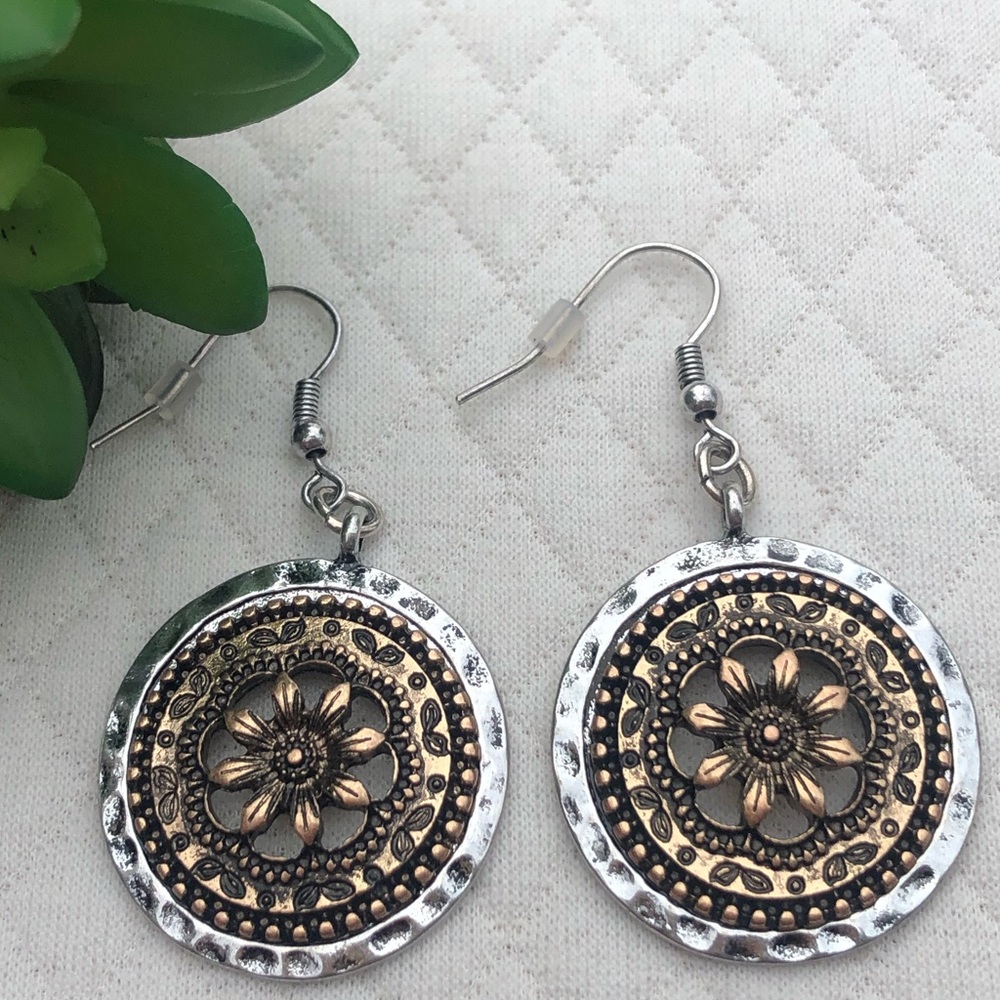 Beautiful lightweight vintage vibe earrings with center flower 🤍